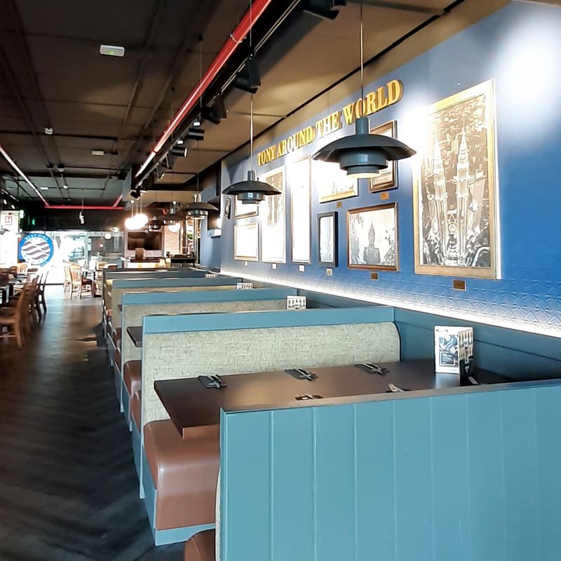 Proyecto Emo asientos azules modernos en comedor de restaurante