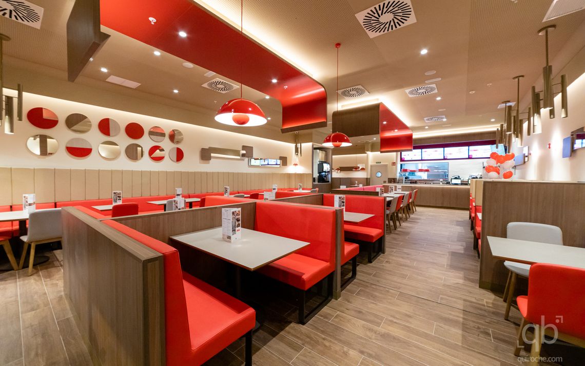 Proyecto Emo comedor de restaurante con sillones rojos y decoracion marron
