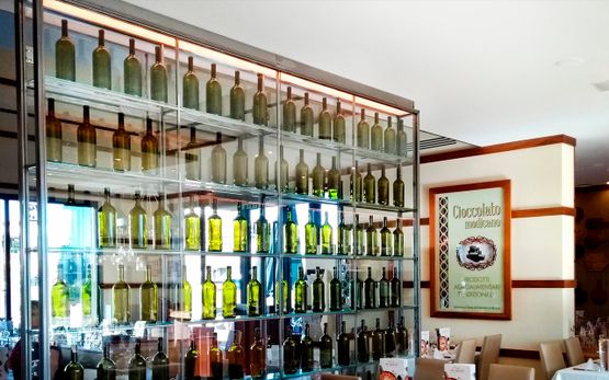 Proyecto Emo estanteria acristalada con botellas de vidrio