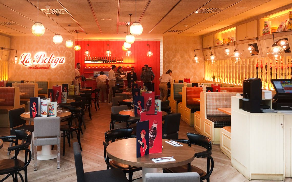 Proyecto Emo interior de restaurante con decoracion roja