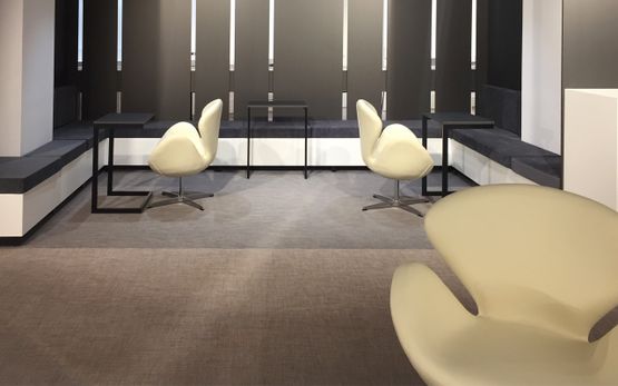 Proyecto Emo zona de trabajo con suelo de moqueta gris y sillas con mesas