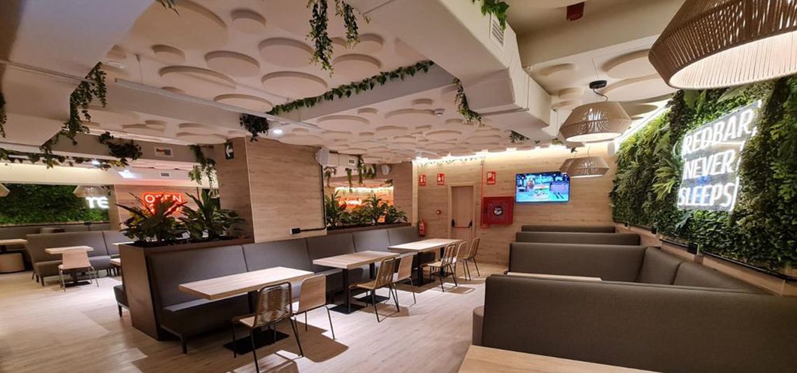 Proyecto Emo comedor moderno de restaurant con asientos marrones 