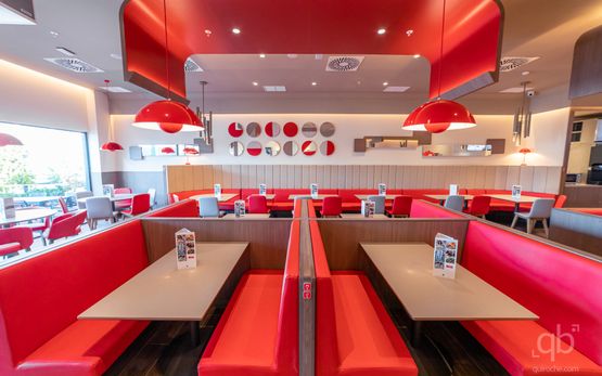 Proyecto Emo mesa con asentos rojos grandes de restaurante