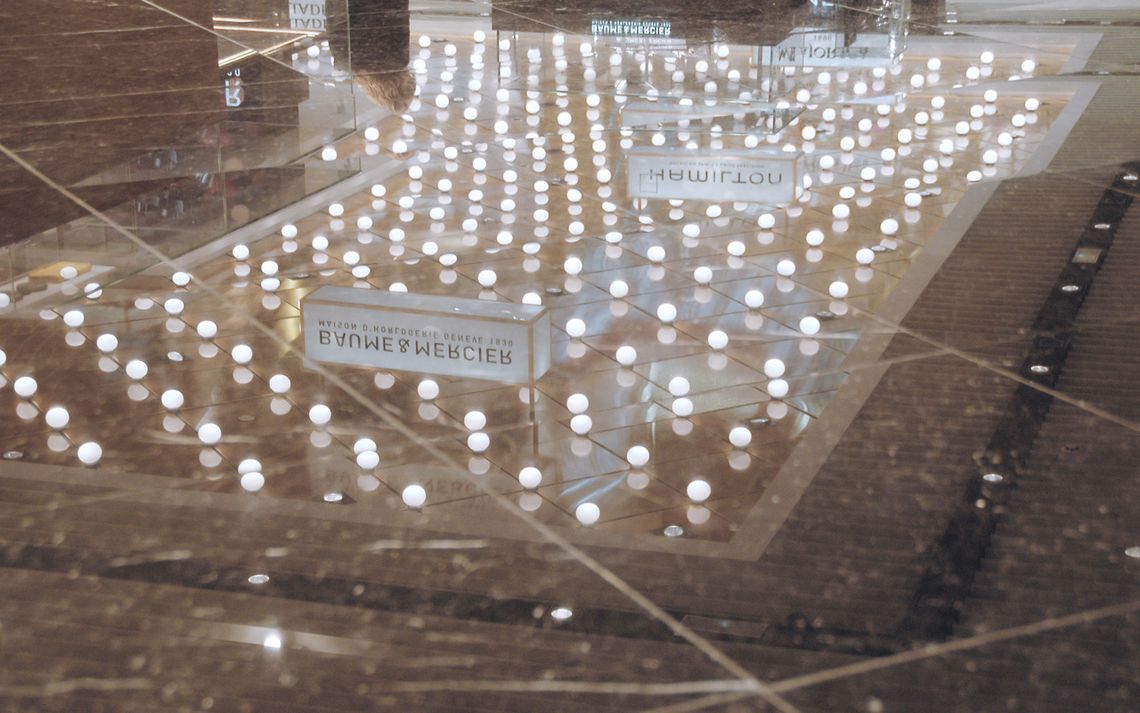 Proyecto Emo luces reflejadas en suelo de marmol