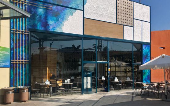 Proyecto Emo entrada a restaurante con cristaleras y terraza exterior