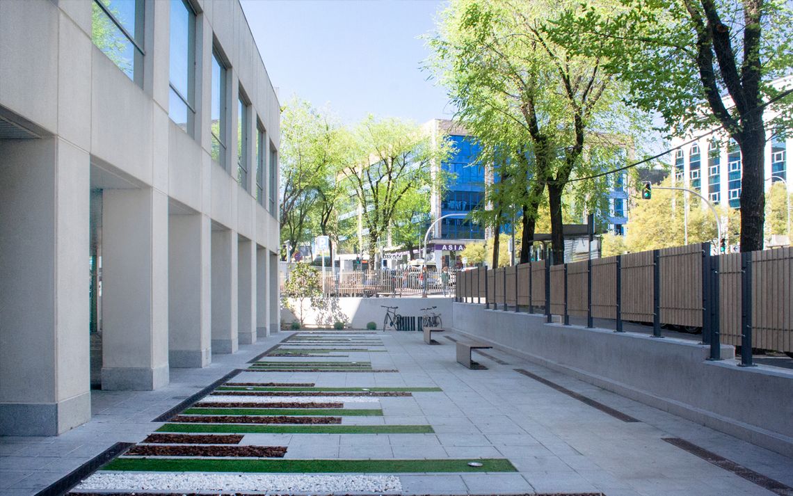 Proyecto Emo espacio al aire libre dentro de edificio con bancos